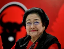 Hasto Ungkap Megawati Prihatin Airlangga Mundur Ketum Golkar