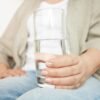 Terlalu Banyak Minum Air Bisa Rusak Ginjal, Ini Kata Dokter…